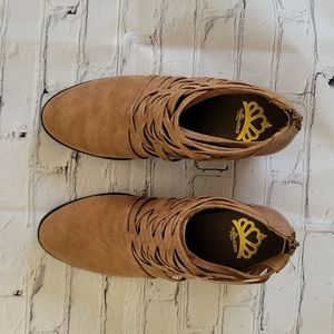 Fergalicious Womens Bandana ankle bootie, Size 7.5  Saddle